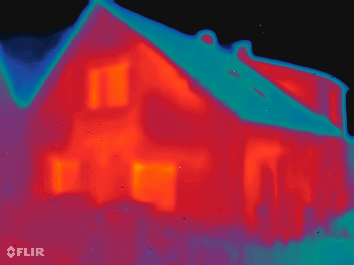 Termogram FLIR i fasadës para veshjes: sipërfaqja e murit plotësisht nga e kuqe në portokalli